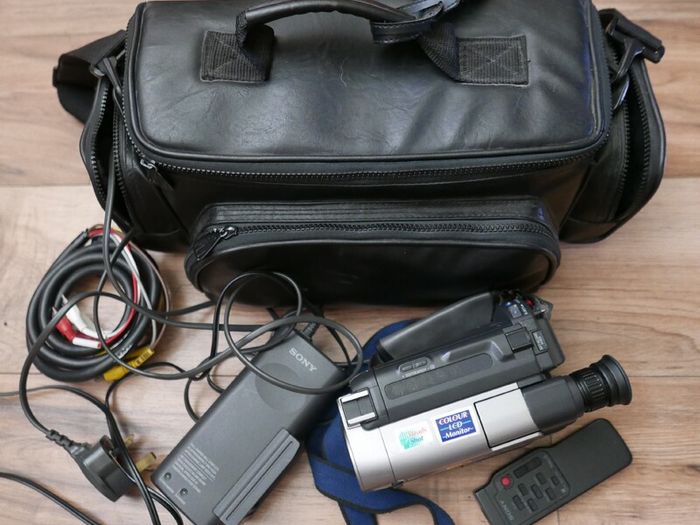 Sony Handycam CCD-TRV64E Hi8 Analogue Camcorder
