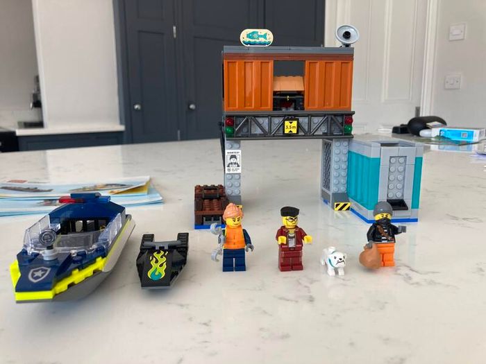 set 60417 lego city crooks hideout