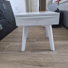 White side table/bedside locker