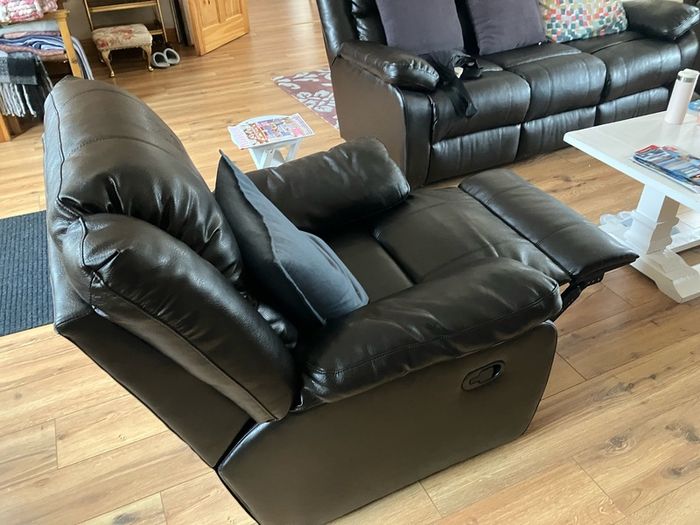 Couch with 2 recliner arm chairs