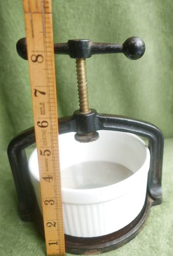 Robert Welch Victor. Vintage Meat Press And Trivet. With Original Bowl
