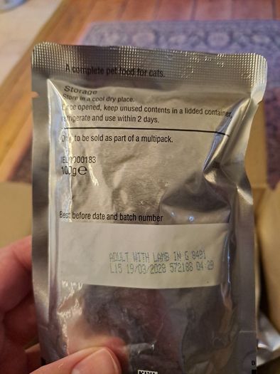 8.5 kgs of wet food for cats
