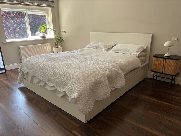 King Size Bed - IKEA MALM Bed w. Emma Mattress