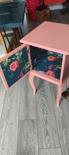 bedside table / bedside locker / bedside cabinet