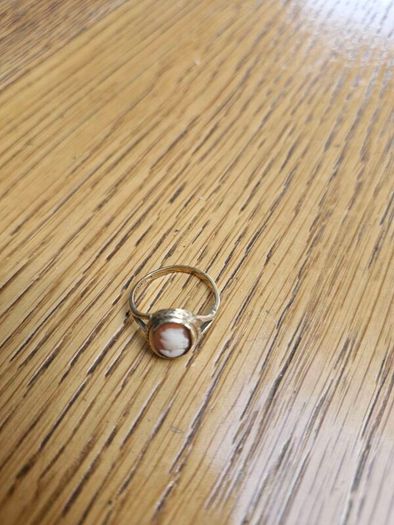 Cameo 9ct gold ring