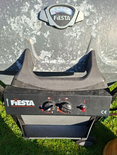 Gas barbecue and bottle.