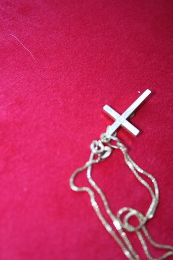 9ct Yellow Gold 375 Pendant Cross on a 9ct Yellow Gold 375 Chain Necklaces 3,5g