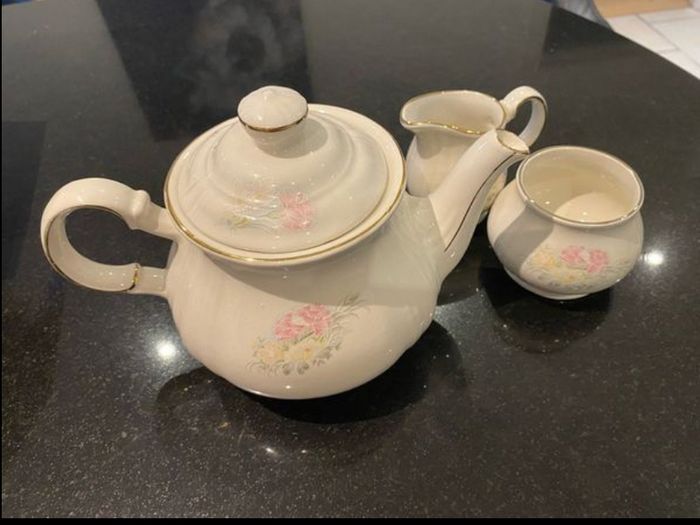Reduced Sadler Vintage English three piece set matching teapot sugar bowl and jug