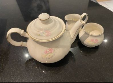 Reduced Sadler Vintage English three piece set matching teapot sugar bowl and jug