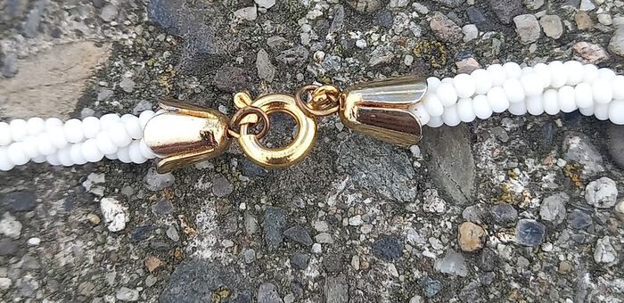Vintage jewelry is sold individually for 5 to 10 euros