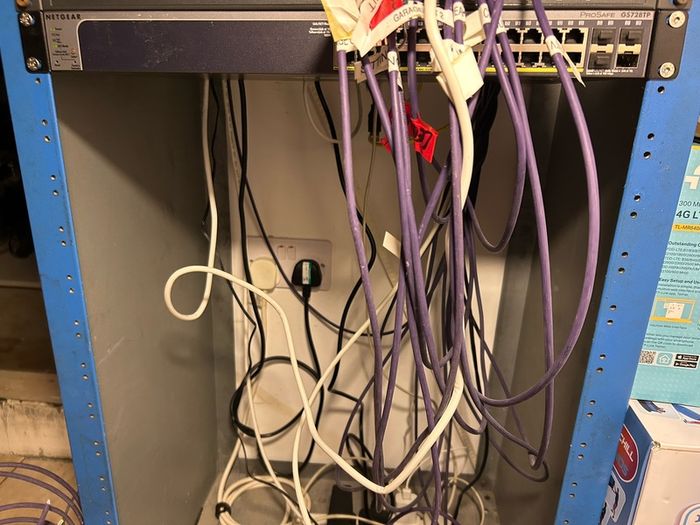 Netgear GS728TP 24port POE network switch (managed)