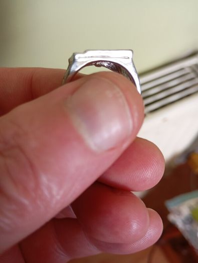 pocker  ring. medium sized man's