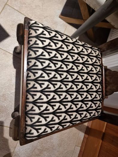 Beautiful Extendable Table, Chairs & Bench
