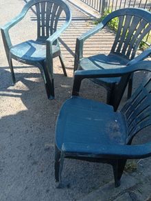 3 plastic garden chairs free