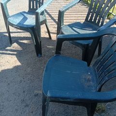 3 plastic garden chairs free