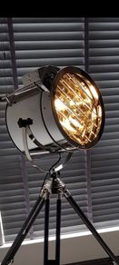 Tripod floor lamp