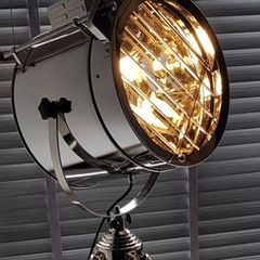Tripod floor lamp