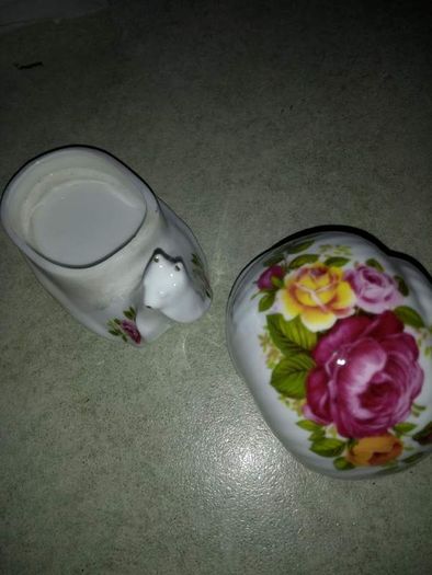 Trinket as  Snail fine bone china college rose made in England.