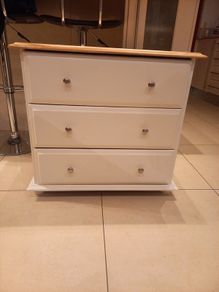chest of drawers