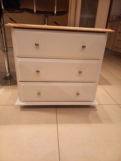 chest of drawers