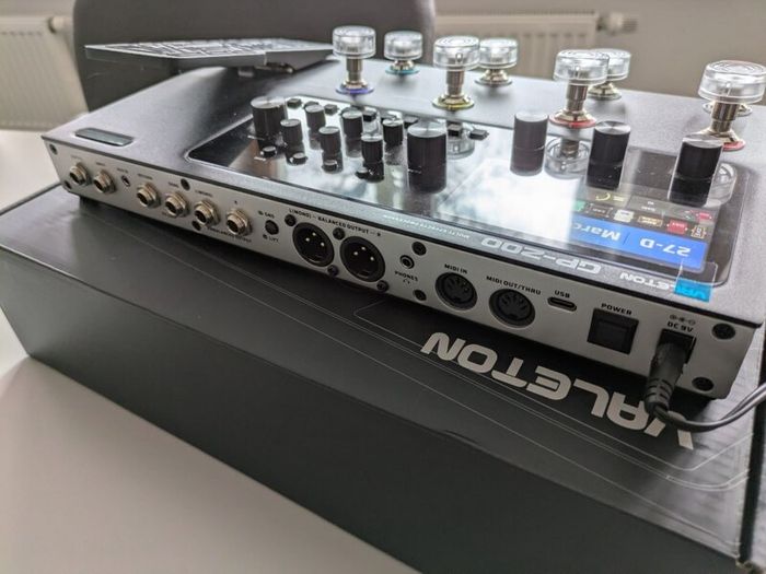 Valeton GP-200 multi-effects processor