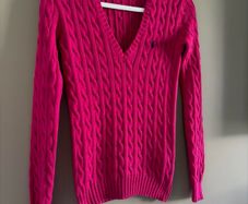 Gorgeous Ralph Lauren Sport Fuchsia  Pink Cable Knit V-Neck Jumper Sweater with an embroidered navy Pony logo. Size S