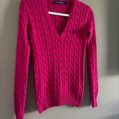 Gorgeous Ralph Lauren Sport Fuchsia  Pink Cable Knit V-Neck Jumper Sweater with an embroidered navy Pony logo. Size S