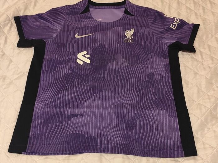 Liverpool F.C. Boy's Football Kit. Age 6