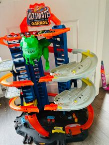 Hot wheels Ultimate Garage and cars