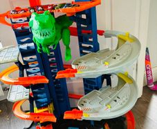 Hot wheels Ultimate Garage and cars