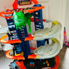 Hot wheels Ultimate Garage and cars