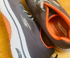 men runners Arch fit slip on