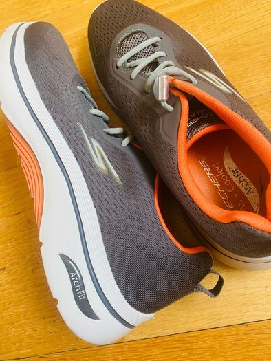 men runners Arch fit slip on
