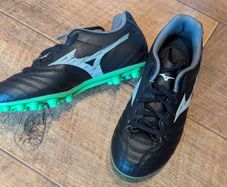 Kids soccer boots mizuno monarcida neo III soccer boots size 2 (Adidas size 1)