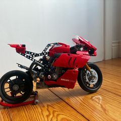Lego Technic Ducati Panigale VR 4 motorbike set 42107