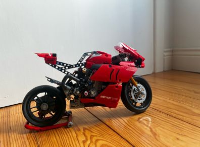 Lego Technic Ducati Panigale VR 4 motorbike set 42107