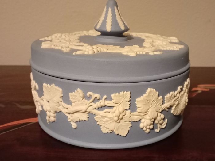 Set of Vintage Wedgwood Blue Jasperware Round Trinket Box and 3 x Small Plates