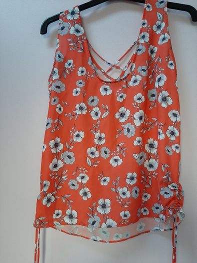 new top no sleeves tag attached