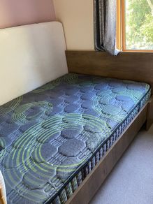 Yisk bed frame + matress