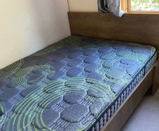 Yisk bed frame + matress