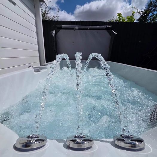 Brand New With Free Delivery on This 3 Person Hot Tub