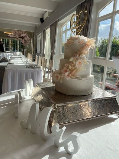 Face wedding cake