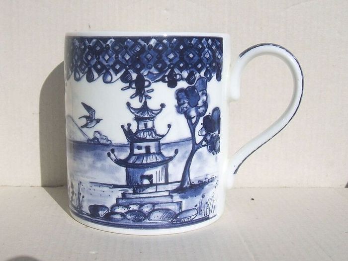 An attractive fine bone china mug with a chinoiserie pattern in an underglaze blue.