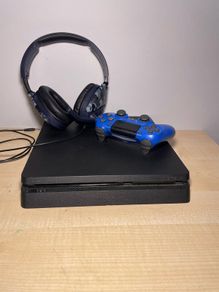 Ps4 slim + controller and headset + games