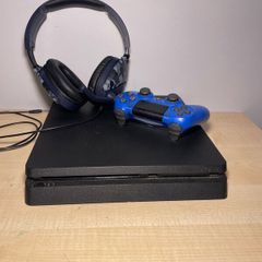 Ps4 slim + controller and headset + games