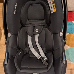 Maxi-Cosi CabrioFix baby car seat (with baby insert) and isofix base, free Maxi Cosy footmuff