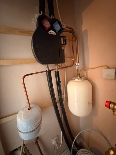 Solar Water Heating System with 2 Panels - great condition