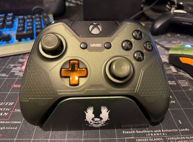Xbox One Halo 5 Controller And Stand