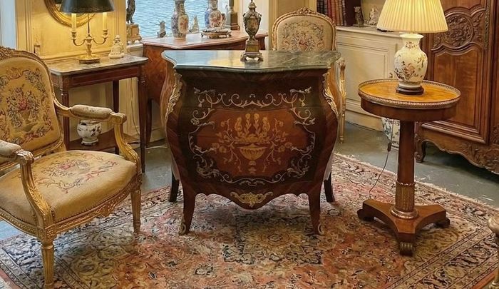Very nice 4 drawer bombe chest