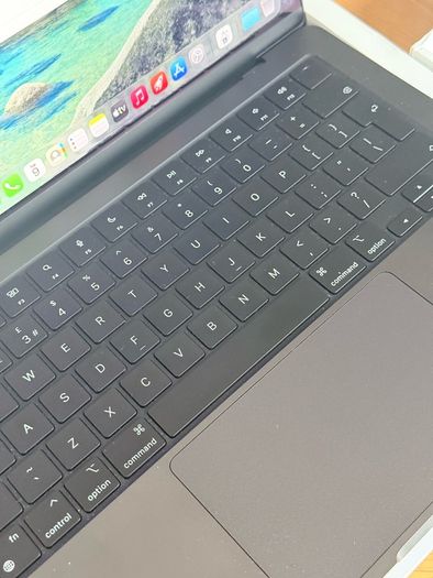 MacBook M3 Pro mint